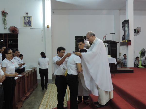 Cha Giám đốc Caritas Việt Nam trao thẻ hội viên Caritas Việt Nam cho 40 anh chị em thuộc giáo phận Đà Nẵng.